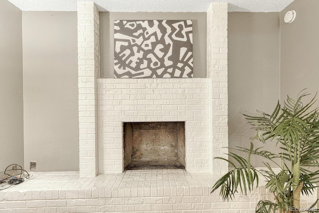 15918 E Flora Pl, Aurora, CO 80013 - detailed view of a textured ceiling, a fireplace, and a smoke detector