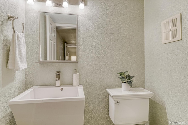 15918 E Flora Pl, Aurora, CO 80013 - bathroom featuring a sink and a textured wall