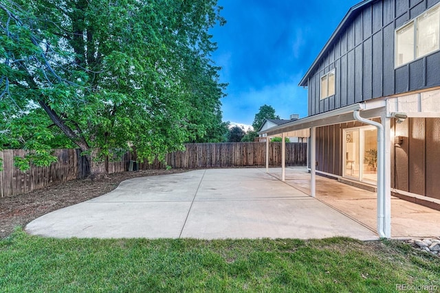 15918 E Flora Pl, Aurora, CO 80013 - fenced backyard featuring a patio