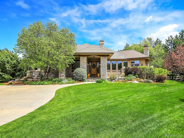 prairie-style home with a front yard