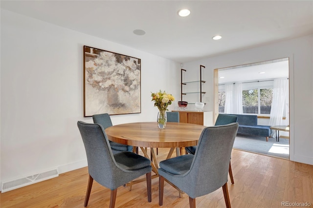 dining space featuring recessed lighting, visible vents, baseboards, and light wood-style flooring