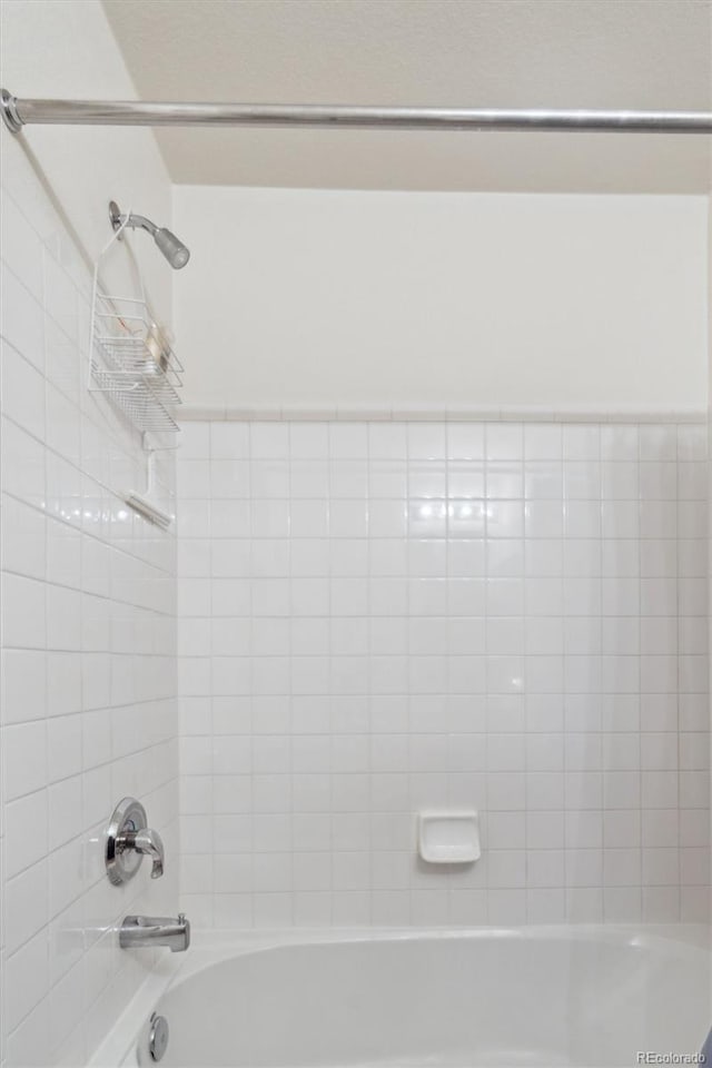 bathroom with washtub / shower combination