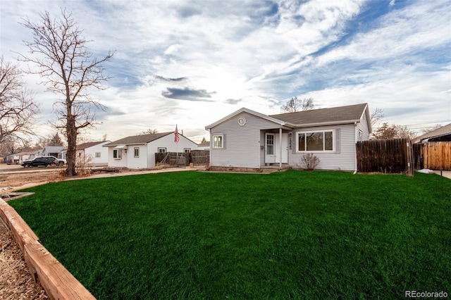 view of front of property featuring a front yard