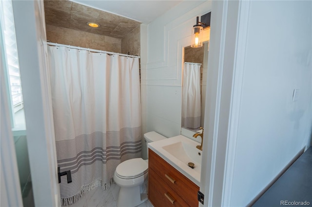 full bath featuring curtained shower, toilet, and vanity