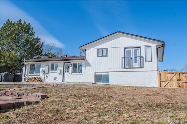 view of front of home with fence and brick siding