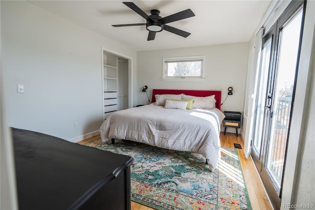 bedroom featuring light wood-style flooring, baseboards, and ceiling fan