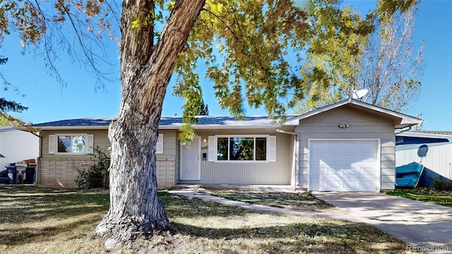 ranch-style house featuring a front lawn and a garage