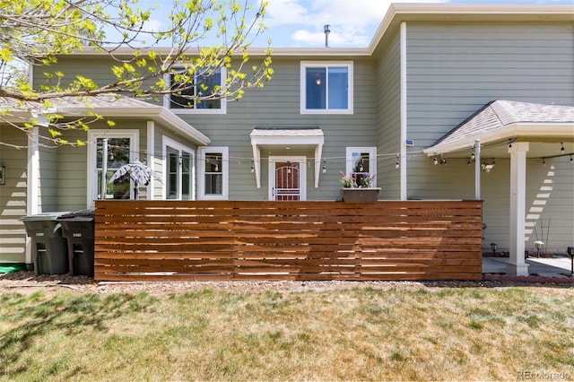 view of front of property featuring fence and a front lawn