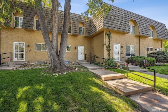 exterior space featuring a front yard