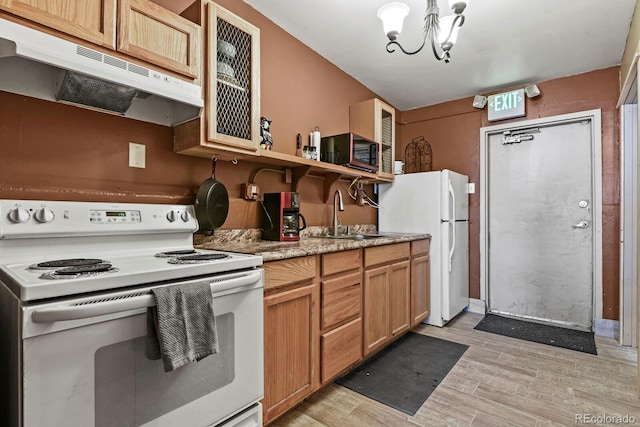 kitchen featuring light hardwood / wood-style floors, a notable chandelier, white appliances, and sink