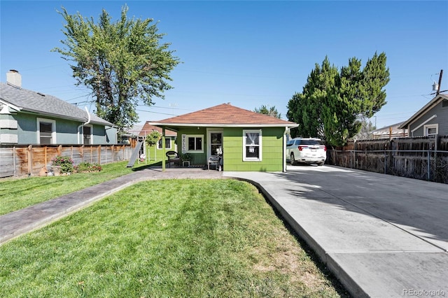 view of front facade featuring a front yard