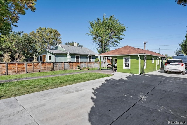 view of front of home featuring a front yard