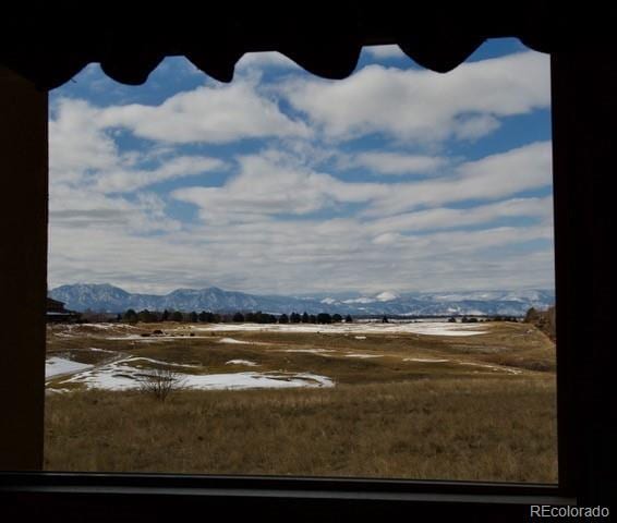 view of yard with a mountain view