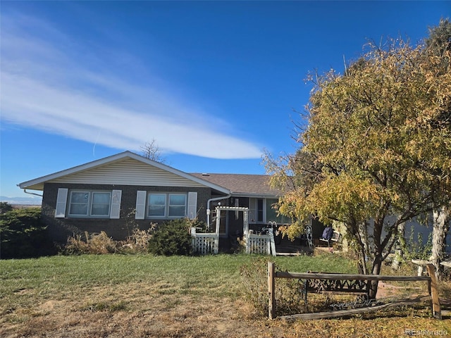 view of front facade featuring a front lawn