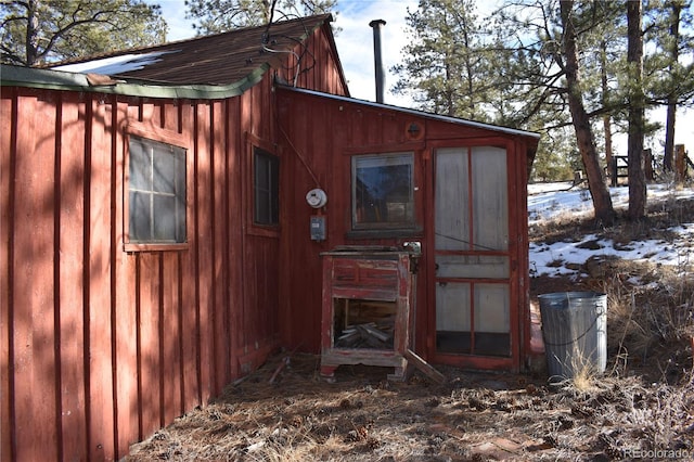 view of outbuilding