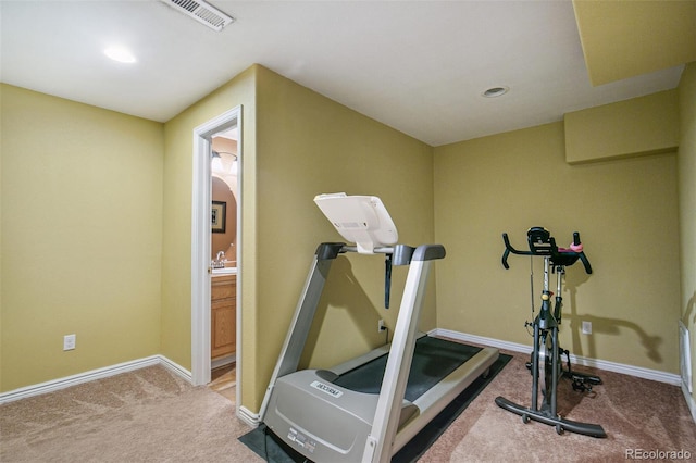 workout room featuring carpet, visible vents, baseboards, and recessed lighting