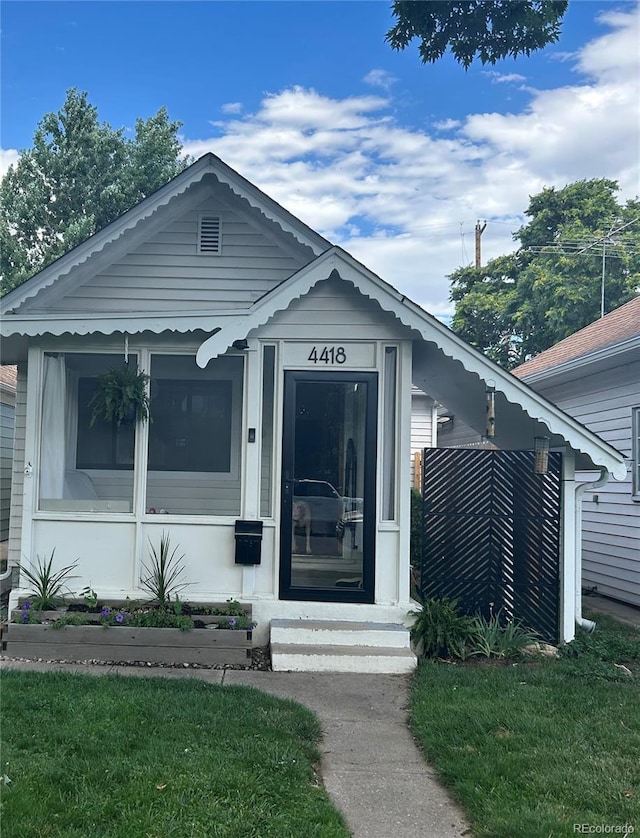 view of front facade with a front lawn