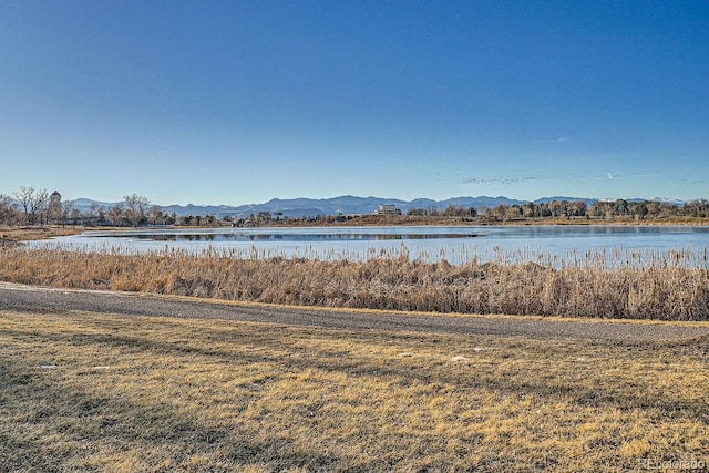 water view with a mountain view