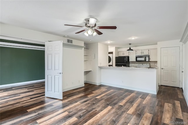 kitchen with ceiling fan, visible vents, stacked washing maching and dryer, black appliances, and a peninsula