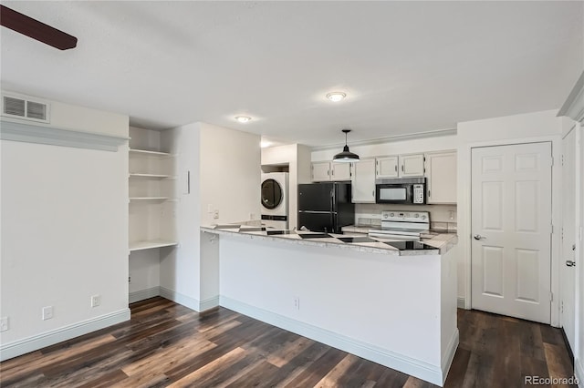kitchen featuring visible vents, dark wood-style flooring, a peninsula, stacked washer / dryer, and black appliances