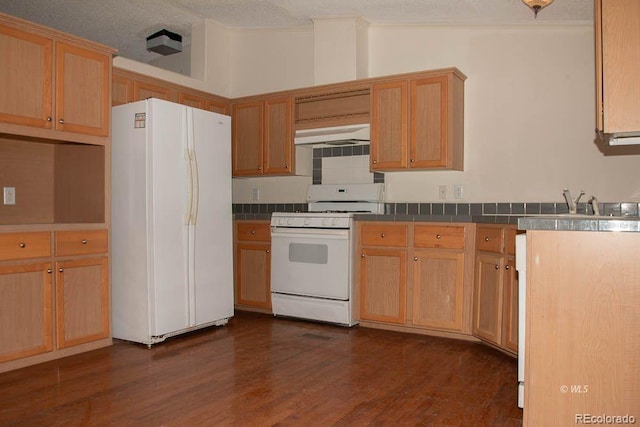 kitchen with a textured ceiling, sink, white appliances, dark hardwood / wood-style floors, and vaulted ceiling