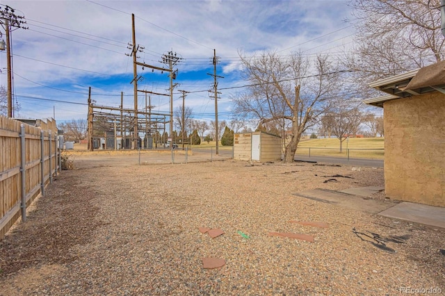 view of yard featuring a storage shed