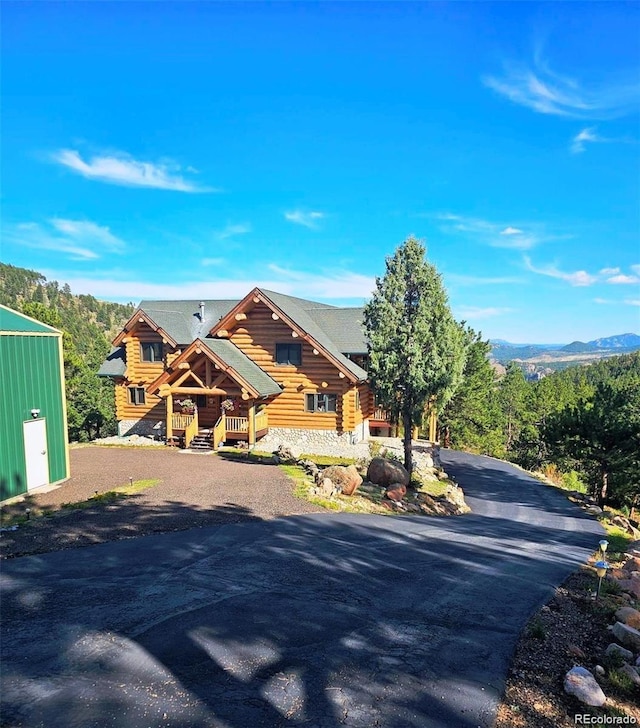 view of front of house featuring a mountain view