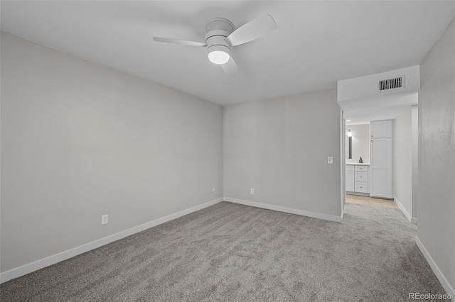 unfurnished room with light carpet and ceiling fan