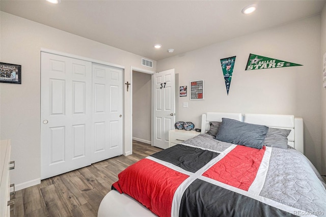 bedroom featuring visible vents, recessed lighting, baseboards, and wood finished floors