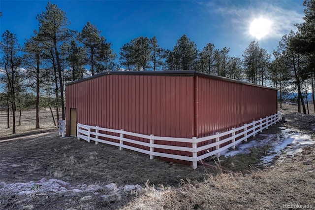 view of outdoor structure featuring an outbuilding