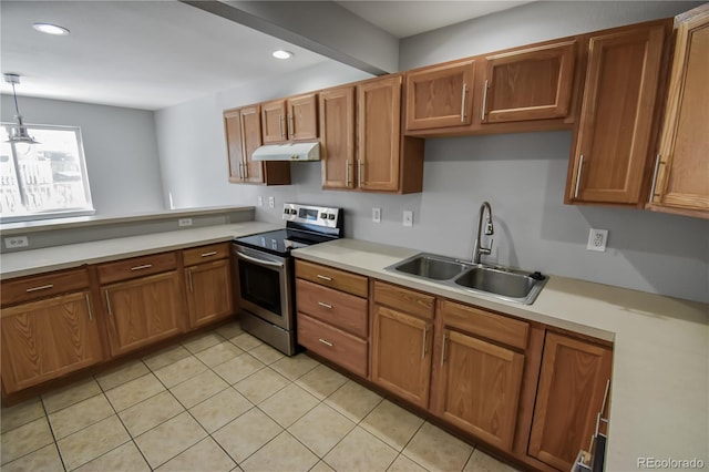 kitchen with hanging light fixtures, light tile patterned flooring, sink, and electric stove