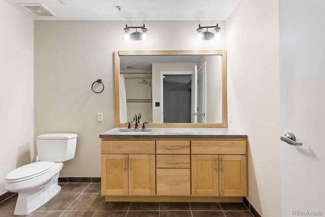 full bath with toilet, tile patterned flooring, baseboards, and curtained shower