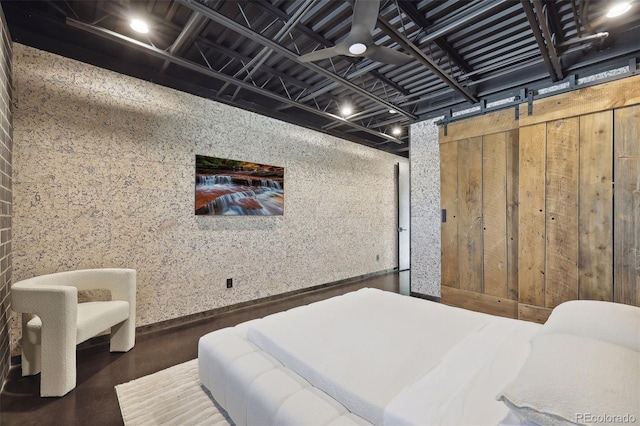 bedroom featuring a barn door