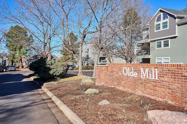 community / neighborhood sign with a residential view