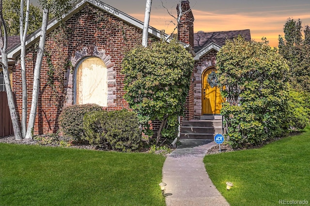 view of front of house featuring a lawn