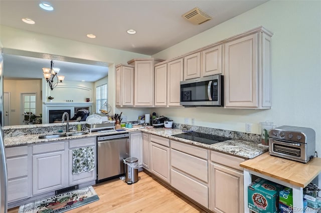 kitchen with visible vents, appliances with stainless steel finishes, light wood-style floors, a sink, and recessed lighting