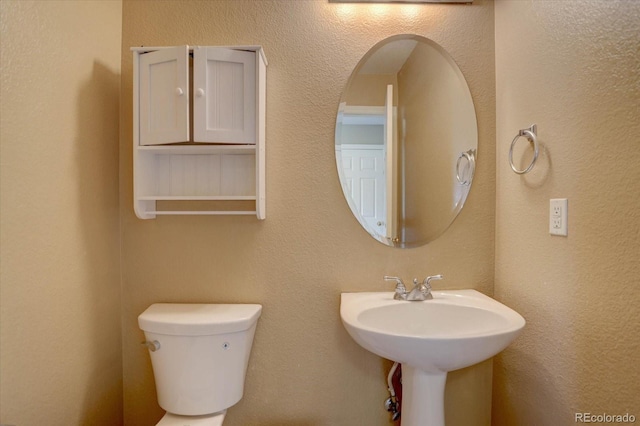 2253 E 100th Pl, Thornton, CO 80229 - half bath featuring toilet