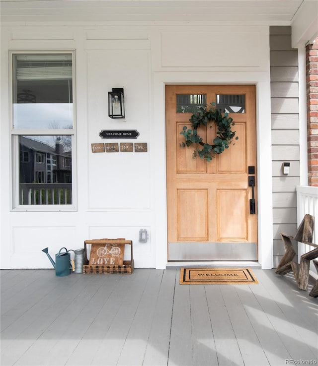 entrance to property featuring covered porch