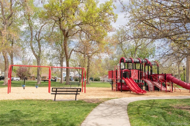 539 Baker St, Longmont, CO 80501 - community play area featuring a yard