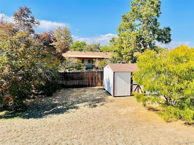 view of yard featuring a shed