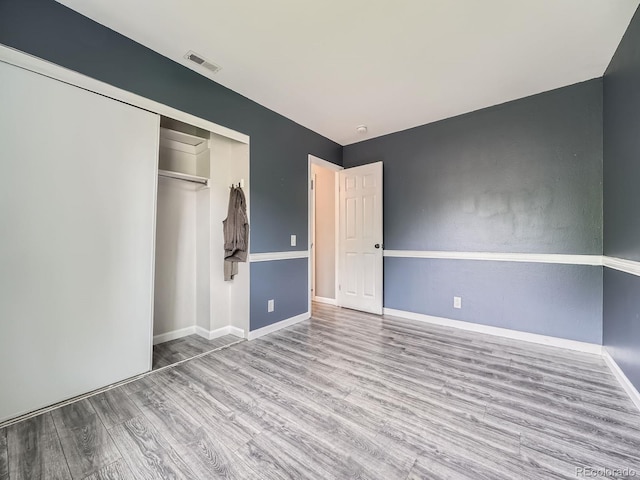 12991 E Idaho Dr, Aurora, CO 80012 - unfurnished bedroom featuring wood finished floors, baseboards, and a closet