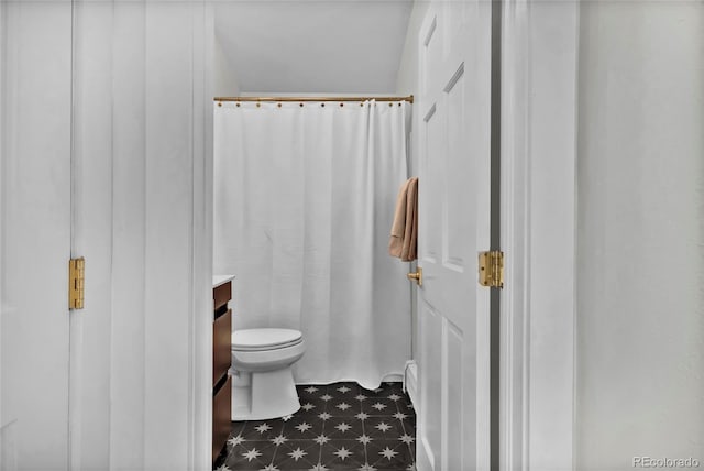 full bathroom featuring toilet, a shower with curtain, vanity, and tile patterned floors