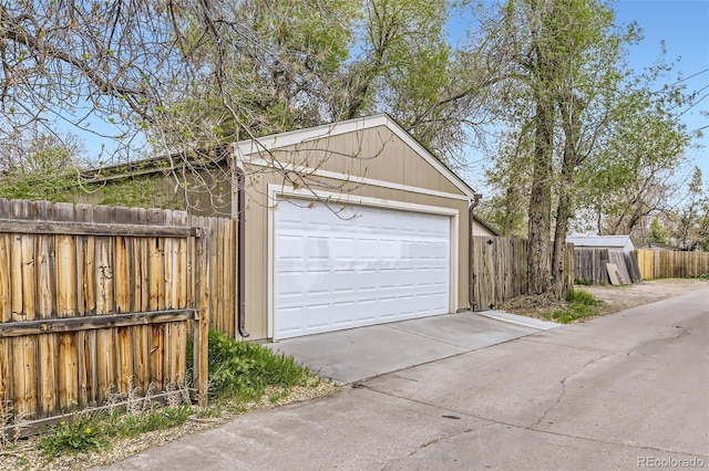 4425 S Lincoln St, Englewood, CO 80113 - detached garage featuring fence