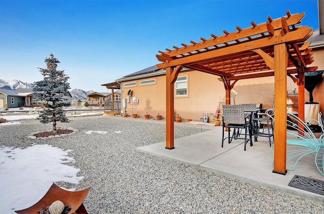 view of yard featuring a pergola and a patio area