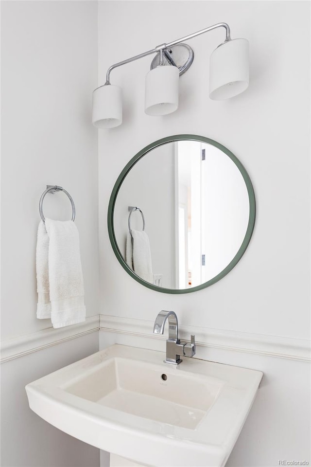 bathroom featuring a sink