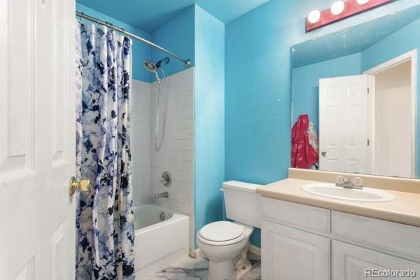 full bathroom featuring shower / tub combo with curtain, vanity, and toilet