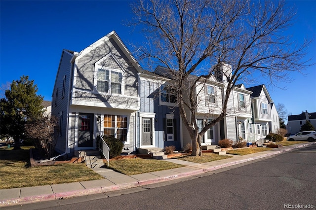 front facade featuring a front lawn