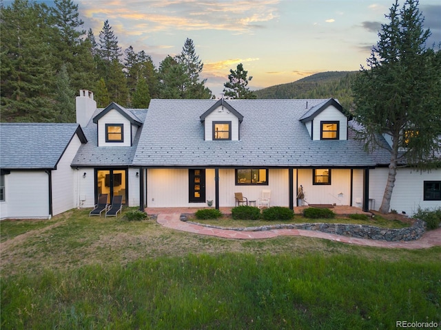 view of front of property featuring a yard