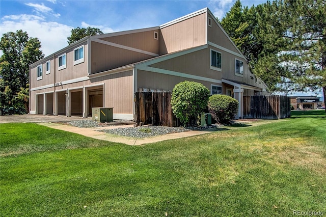 view of front facade featuring a garage and a front lawn