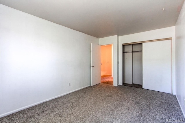 unfurnished bedroom featuring carpet flooring and a closet